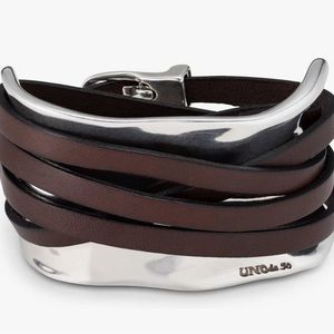 UNo De 50 Silver Plated Metal Alloy W/ Leather Strips Adjustable BraceletRow